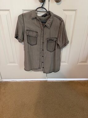 Velvet Heart Button-Down Short Sleeve Shirt in Gray